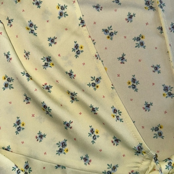 BCBGereration Floral Yellow Blouse Top Size Large NWT - Picture 4 of 5